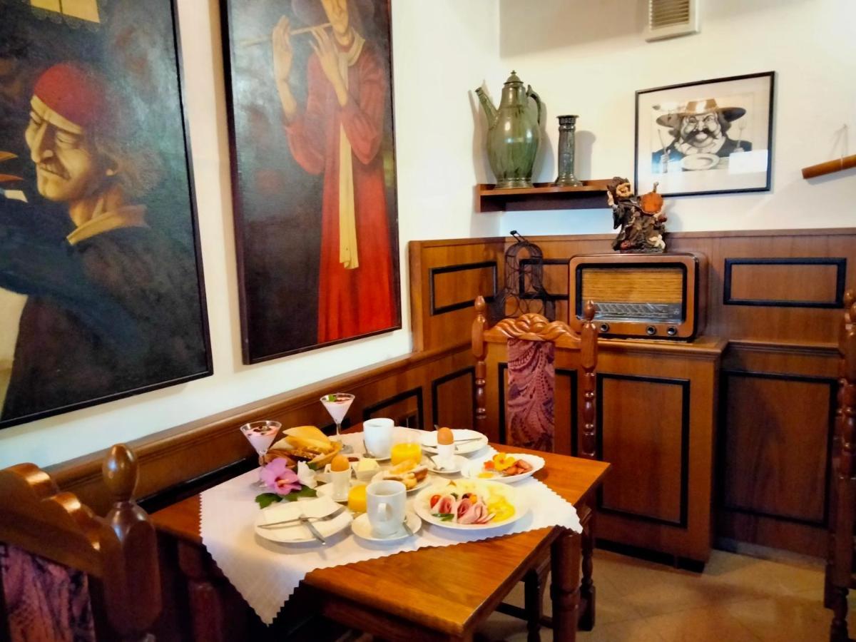 Hotel Lux Чеське Будєйовіце Екстер'єр фото